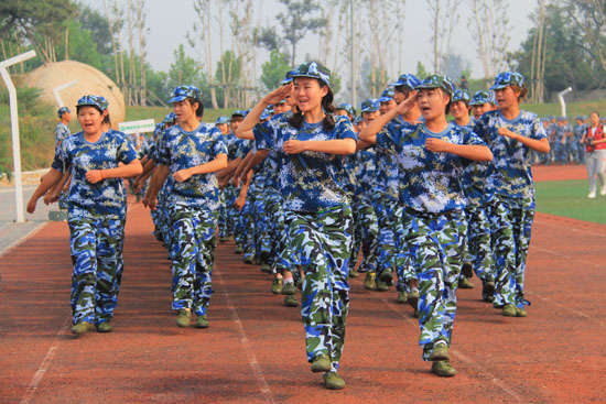 我院2012级新生军训阅兵式暨开学典礼顺利举行